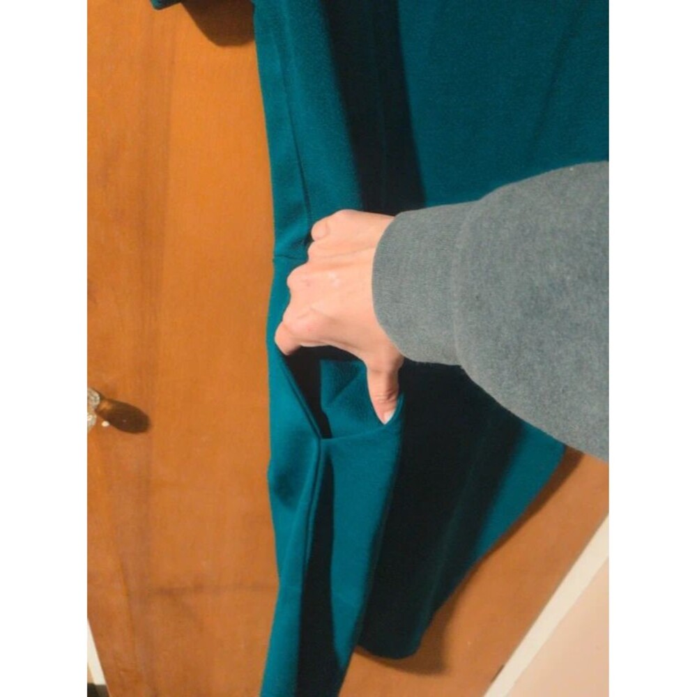It has pockets - Picture 3 of 5